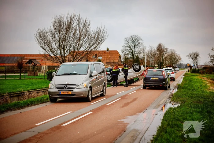 Automobiliste belandt met auto op de kop