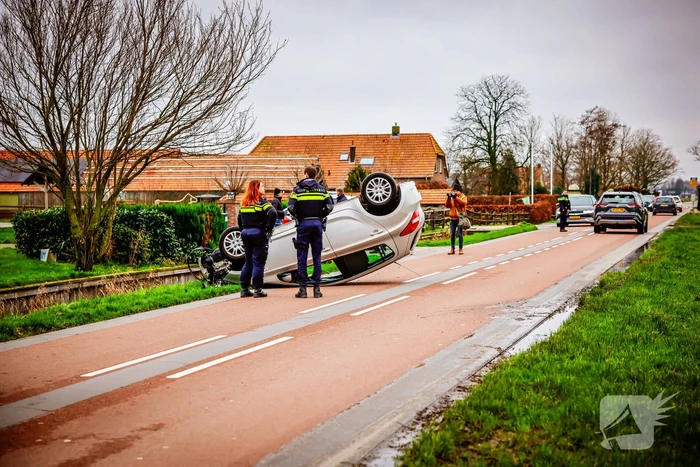 Automobiliste belandt met auto op de kop