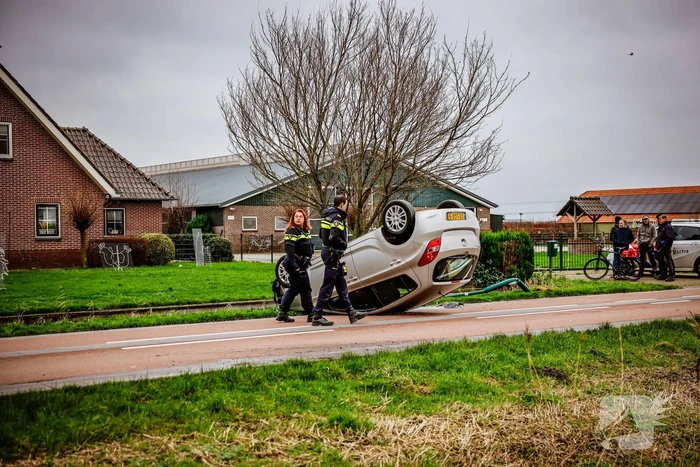 Automobiliste belandt met auto op de kop