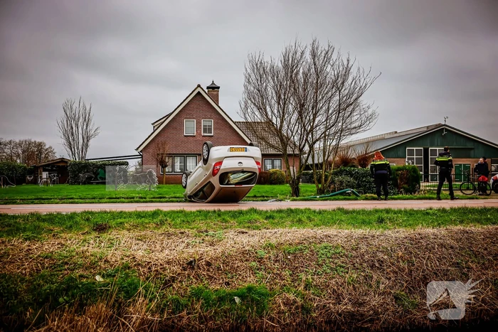 Automobiliste belandt met auto op de kop