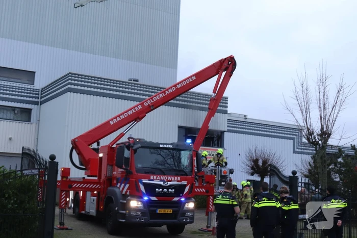 Brandweer onderzoekt rookontwikkeling uit pand