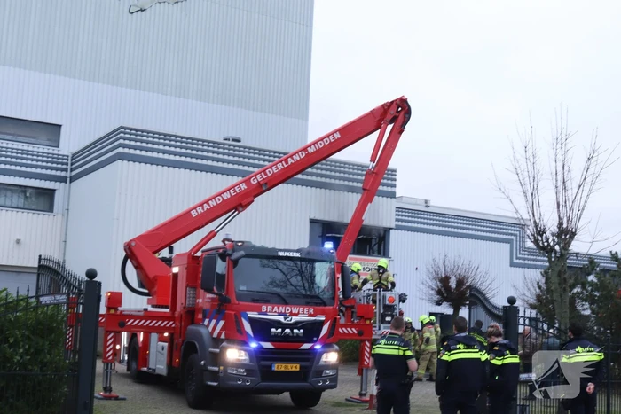 Brandweer onderzoekt rookontwikkeling uit pand