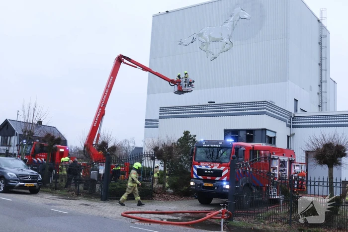 Brandweer onderzoekt rookontwikkeling uit pand