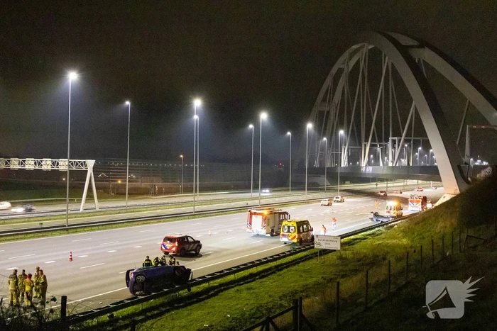 Auto belandt op de kop op snelweg