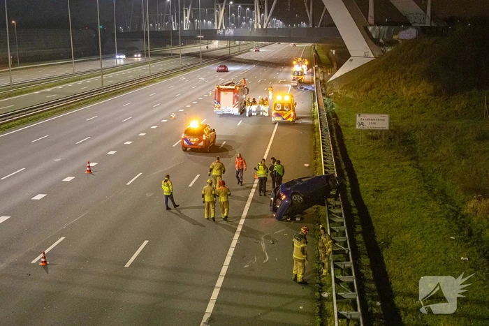 Auto belandt op de kop op snelweg