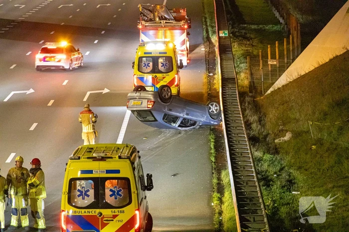Auto belandt op de kop op snelweg