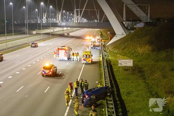 Auto belandt op de kop op snelweg