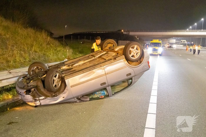 Auto belandt op de kop op snelweg