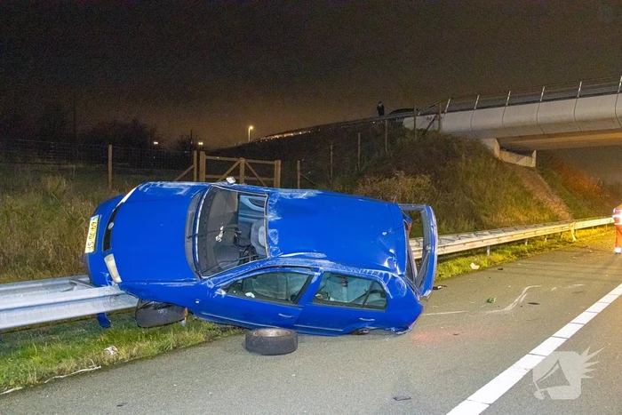 Auto belandt op de kop op snelweg