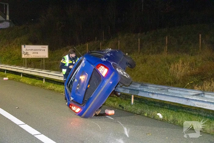 Auto belandt op de kop op snelweg
