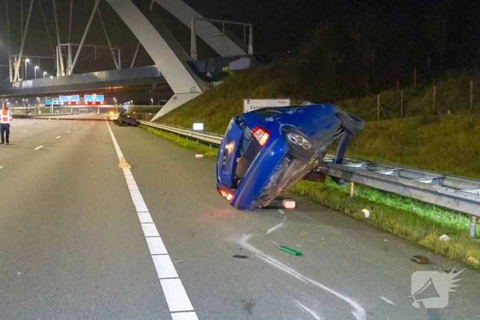 Auto belandt op de kop op snelweg