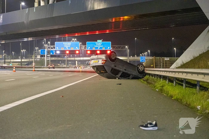 Auto belandt op de kop op snelweg