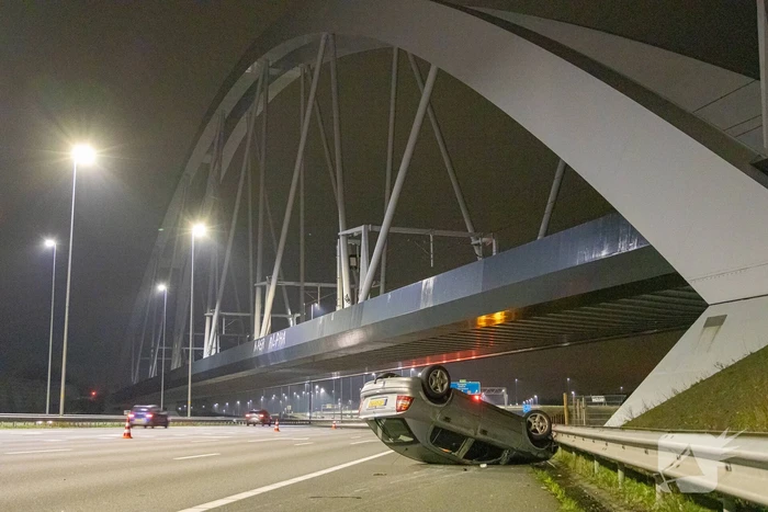 Auto belandt op de kop op snelweg