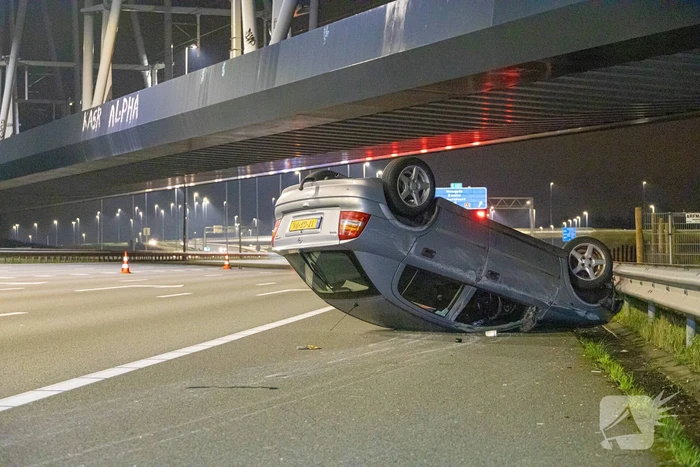 Auto belandt op de kop op snelweg