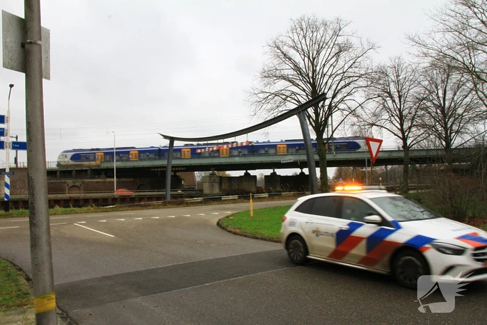 Hulpdiensten zoeken naar persoon op spoor