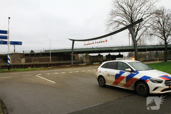 Hulpdiensten zoeken naar persoon op spoor