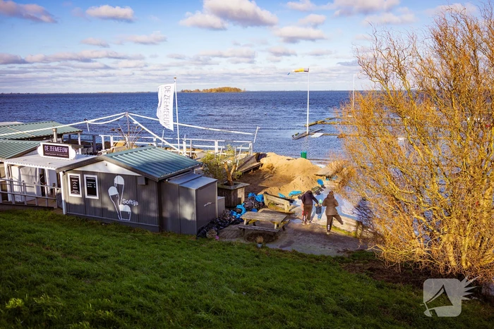 Strandpaviljoen vol gasten ondanks hoog water