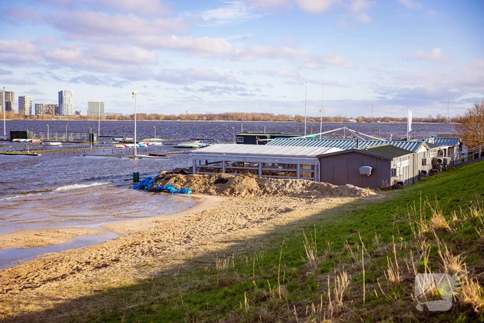 Strandpaviljoen vol gasten ondanks hoog water