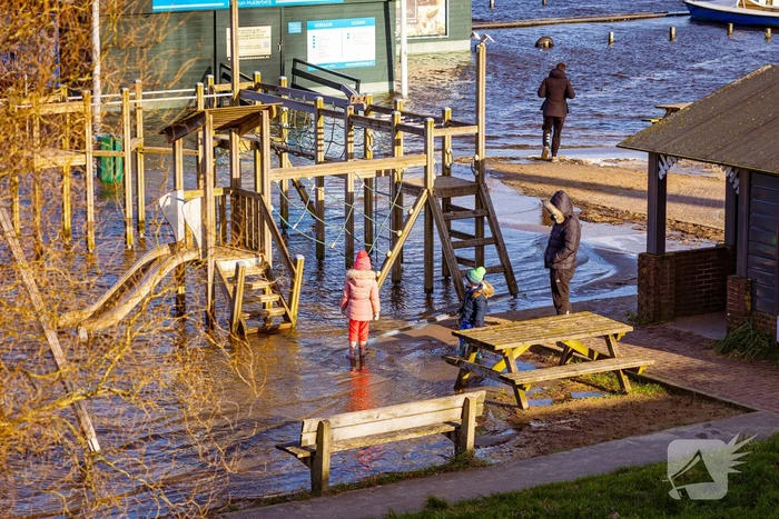 Strandpaviljoen vol gasten ondanks hoog water