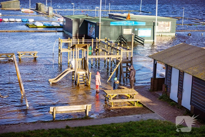 Strandpaviljoen vol gasten ondanks hoog water