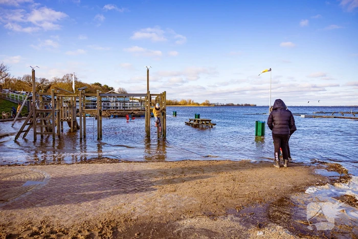 Strandpaviljoen vol gasten ondanks hoog water