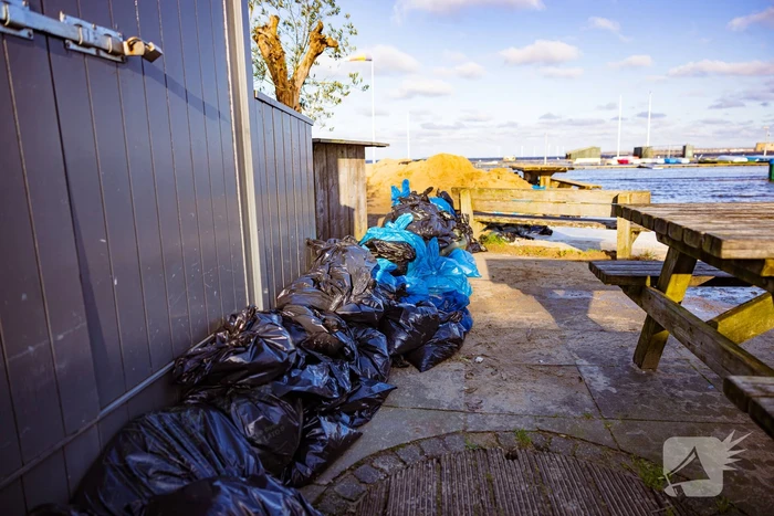 Strandpaviljoen vol gasten ondanks hoog water