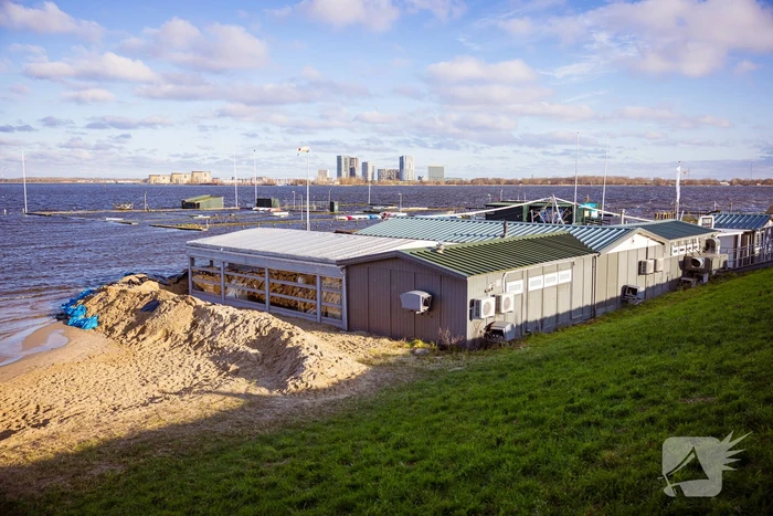 Strandpaviljoen vol gasten ondanks hoog water