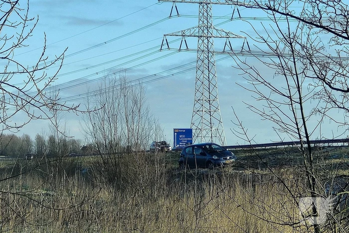 Automobilist belandt naast de weg