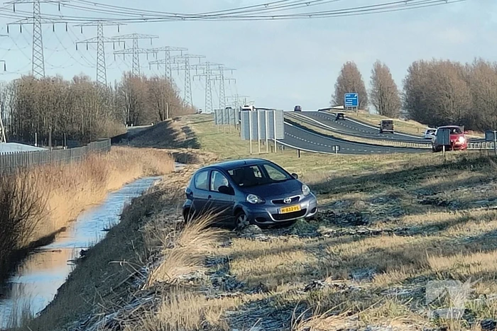 Automobilist belandt naast de weg