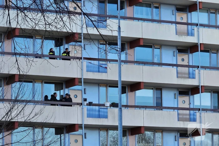Onderzoek naar overleden persoon bij flatgebouw