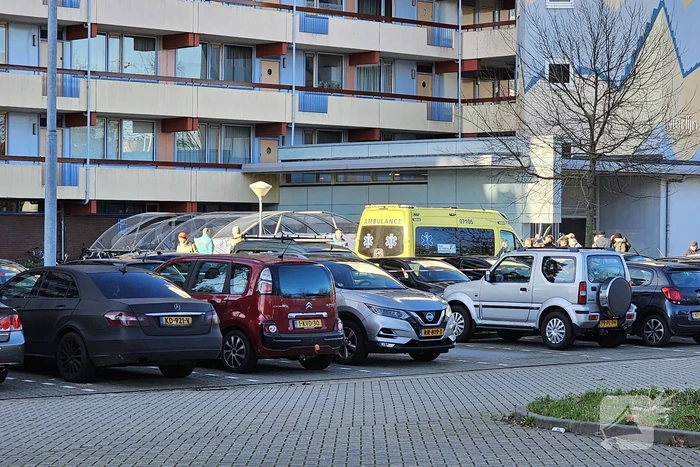 Onderzoek naar overleden persoon bij flatgebouw