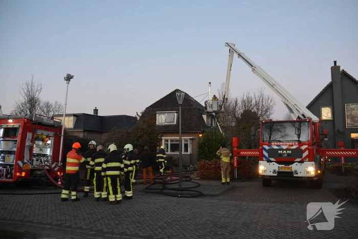 Brand in schoorsteen slaat over naar dakkapel