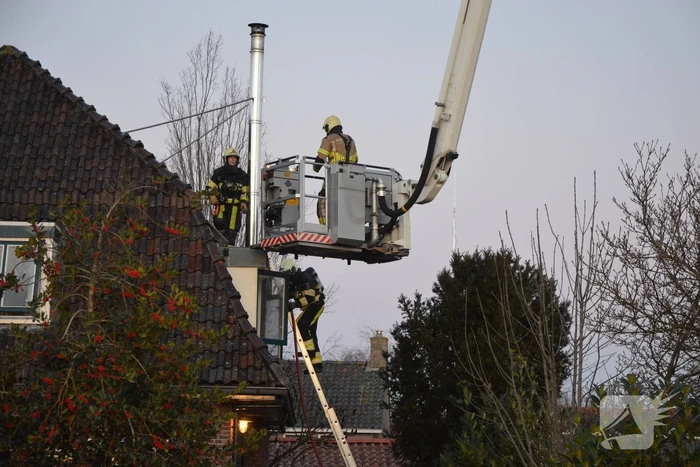 Brand in schoorsteen slaat over naar dakkapel