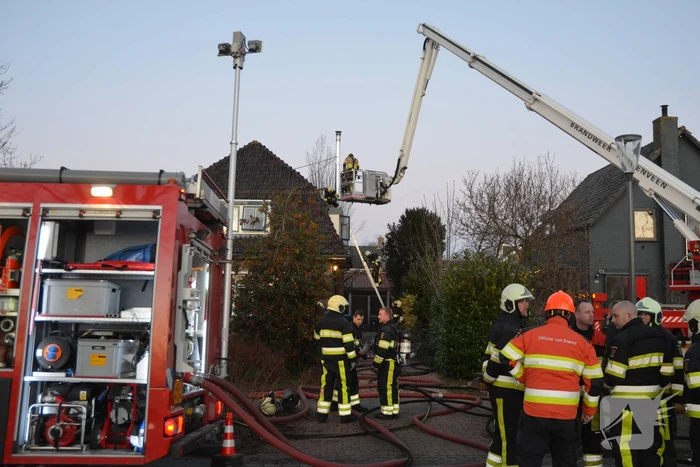 Brand in schoorsteen slaat over naar dakkapel