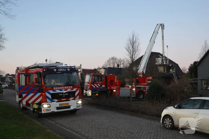 Brand in schoorsteen slaat over naar dakkapel