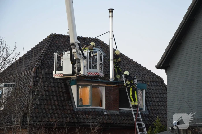Brand in schoorsteen slaat over naar dakkapel