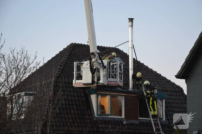 Brand in schoorsteen slaat over naar dakkapel