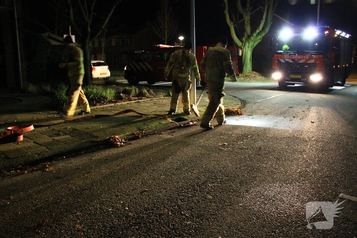 Brandweer pompt water uit kruipruimte