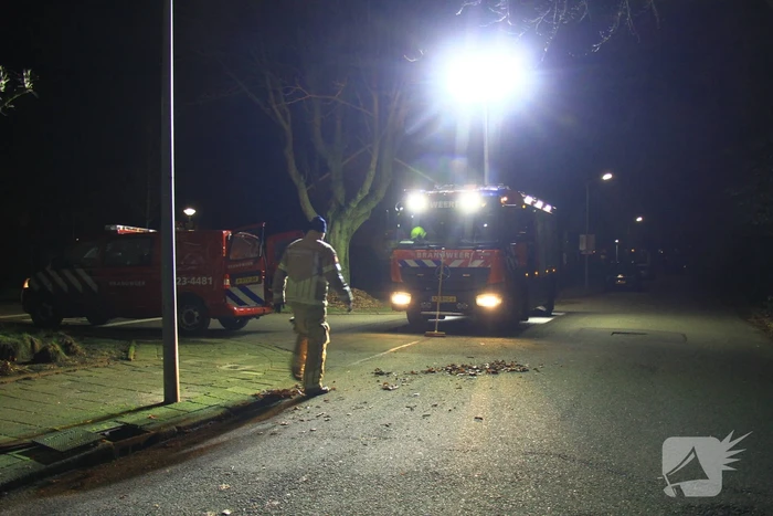 Brandweer pompt water uit kruipruimte