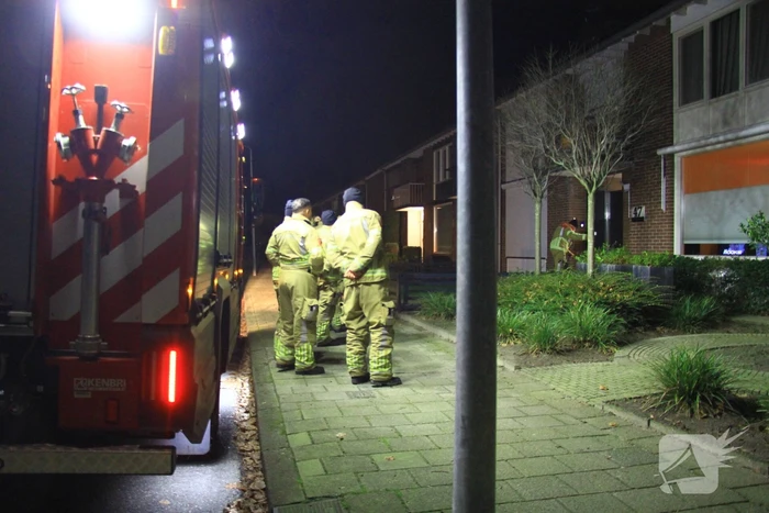 Brandweer pompt water uit kruipruimte