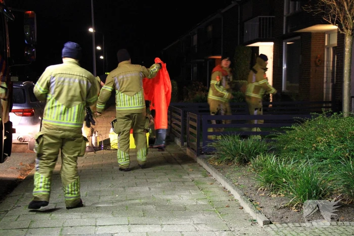 Brandweer pompt water uit kruipruimte
