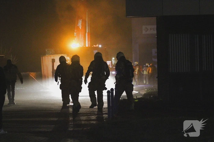 Grote uitslaande brand in bedrijfspand