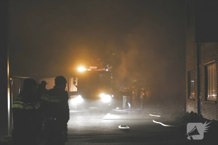 Grote uitslaande brand in bedrijfspand