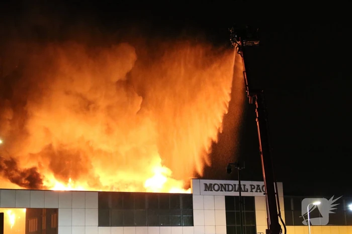 Grote uitslaande brand in bedrijfspand