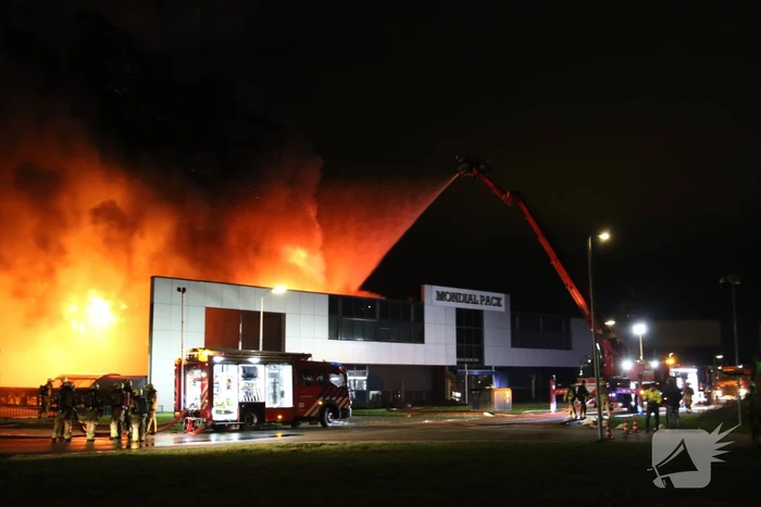 Grote uitslaande brand in bedrijfspand