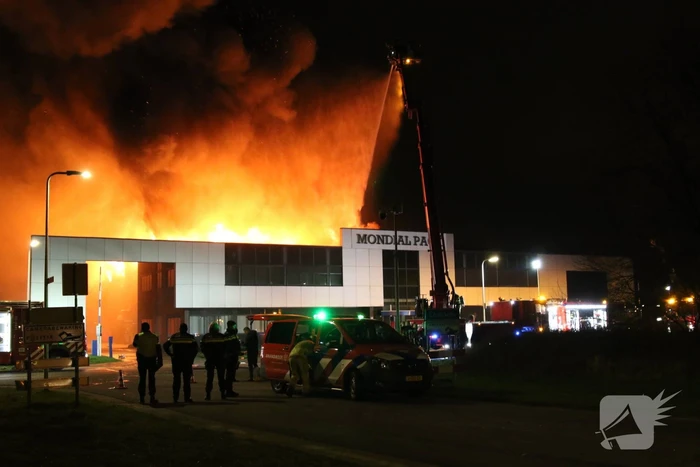 Grote uitslaande brand in bedrijfspand