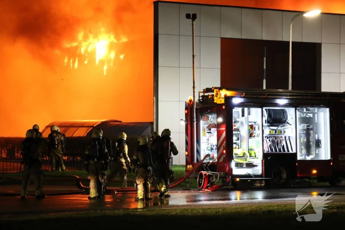 Grote uitslaande brand in bedrijfspand