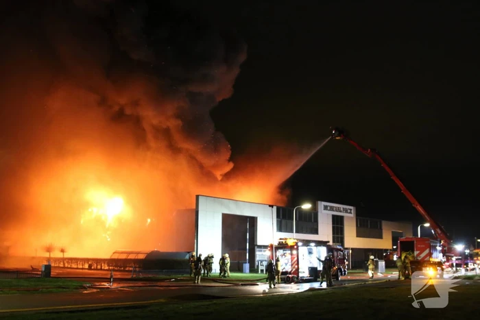 Grote uitslaande brand in bedrijfspand