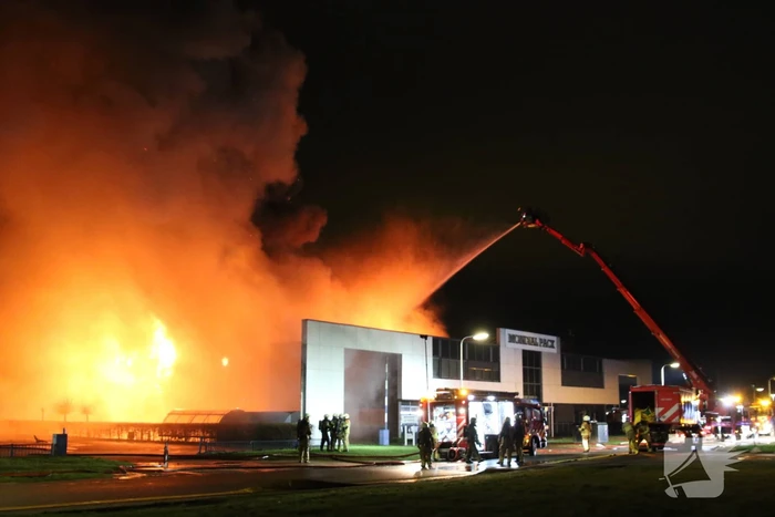 Grote uitslaande brand in bedrijfspand