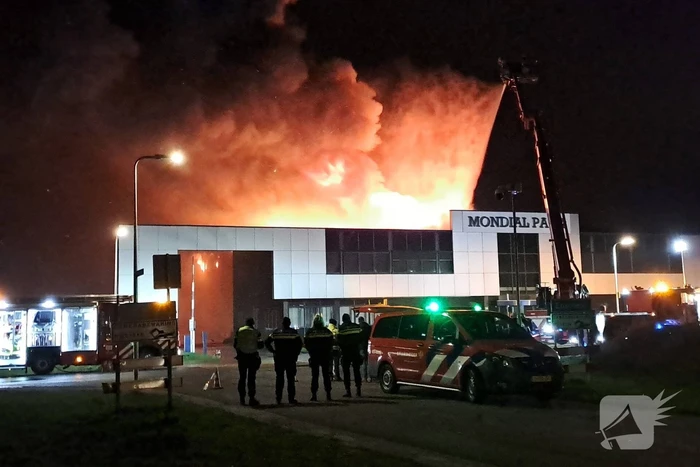Grote uitslaande brand in bedrijfspand